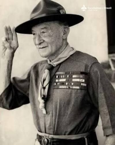 Baden-Powell fazendo a Saudação Escoteira, já mais velho
